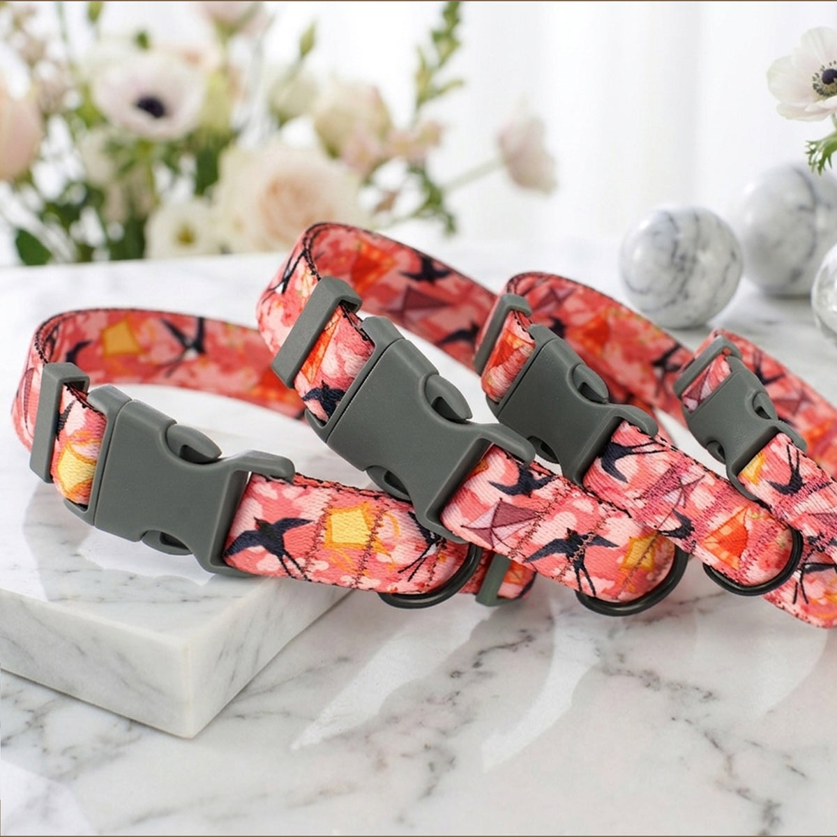 Personalized dog collar with colorful print – size comparison
